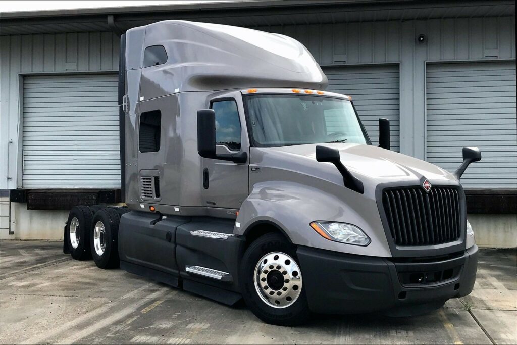 2022 CUM LT625 6×4 Sleeper