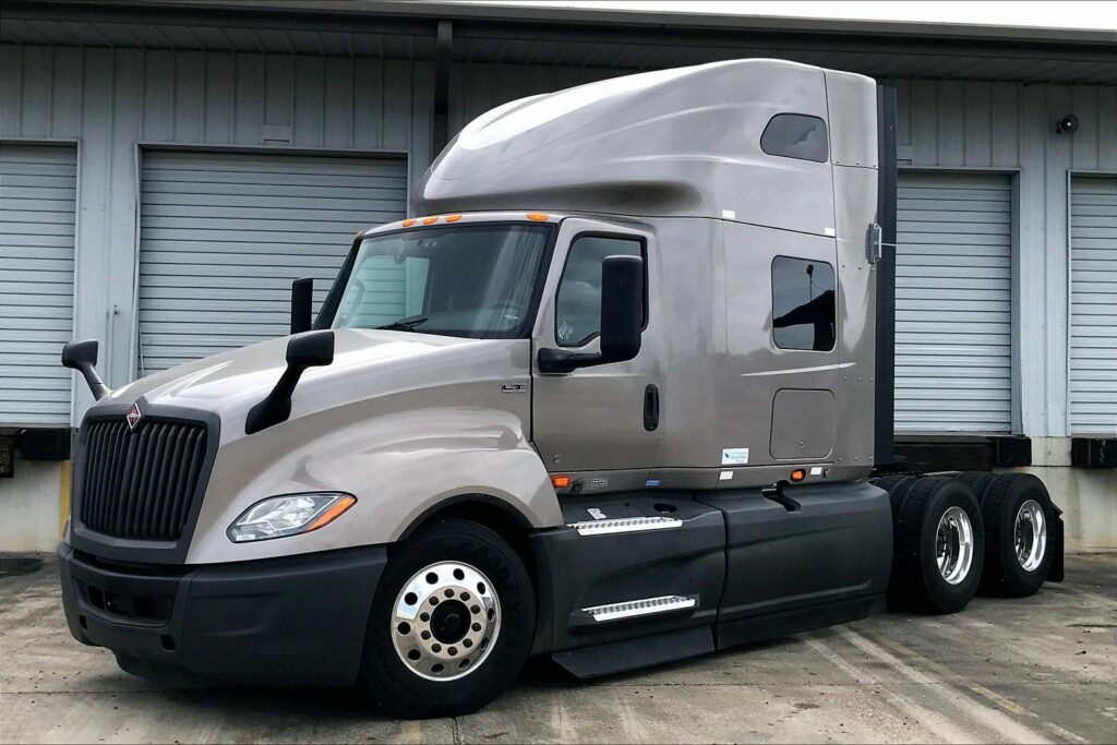 2022 CUM LT625 6×4 Sleeper