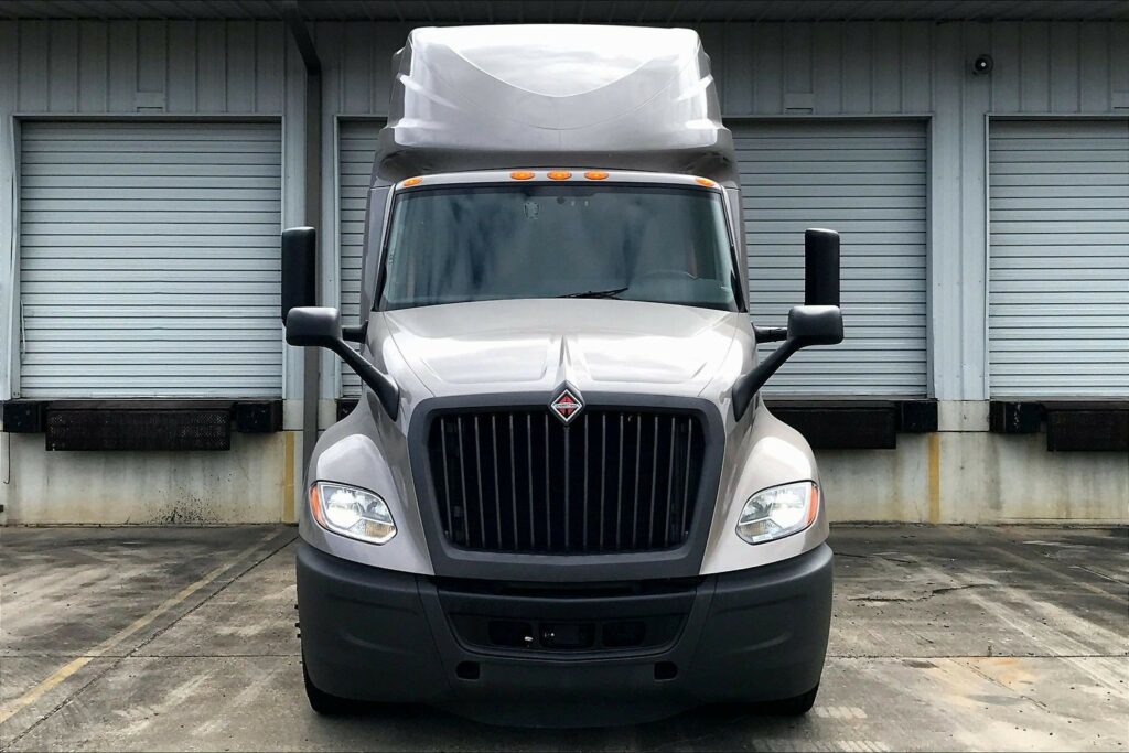 2022 CUM LT625 6×4 Sleeper