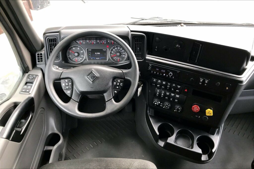 2022 CUM LT625 6×4 Sleeper