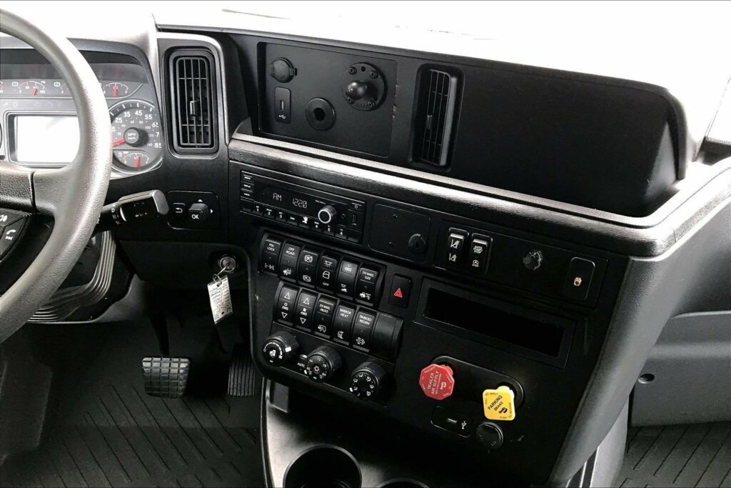 2022 CUM LT625 6×4 Sleeper