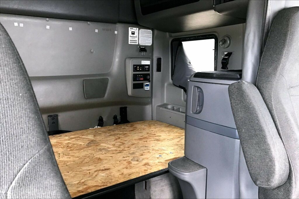 2022 CUM LT625 6×4 Sleeper