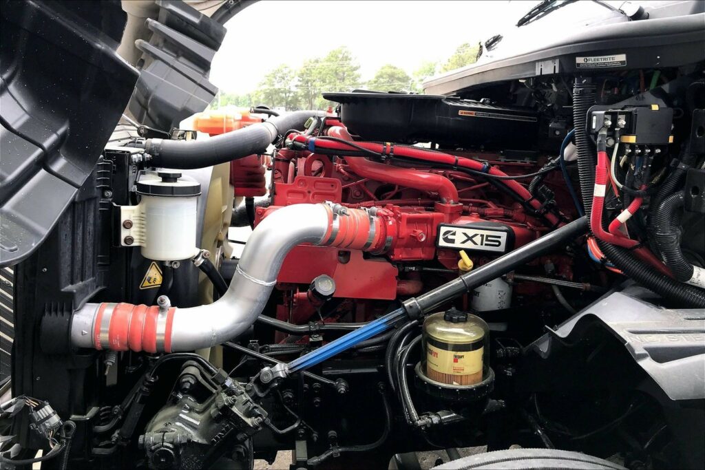 2022 CUM LT625 6×4 Sleeper