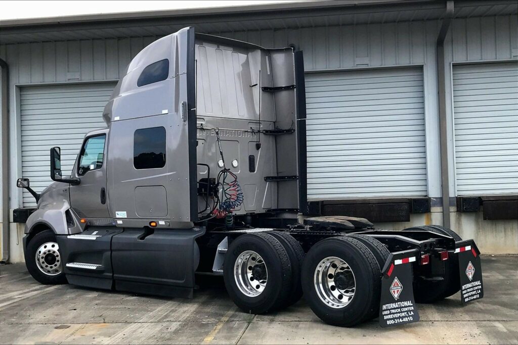 2022 CUM LT625 6×4 Sleeper