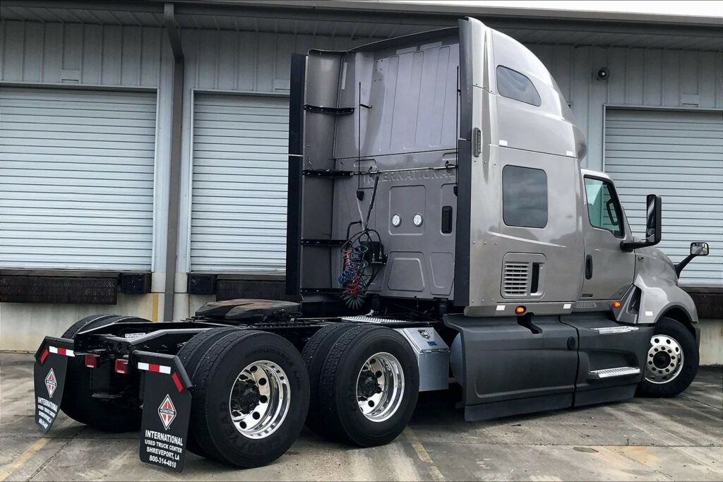 2022 CUM LT625 6×4 Sleeper