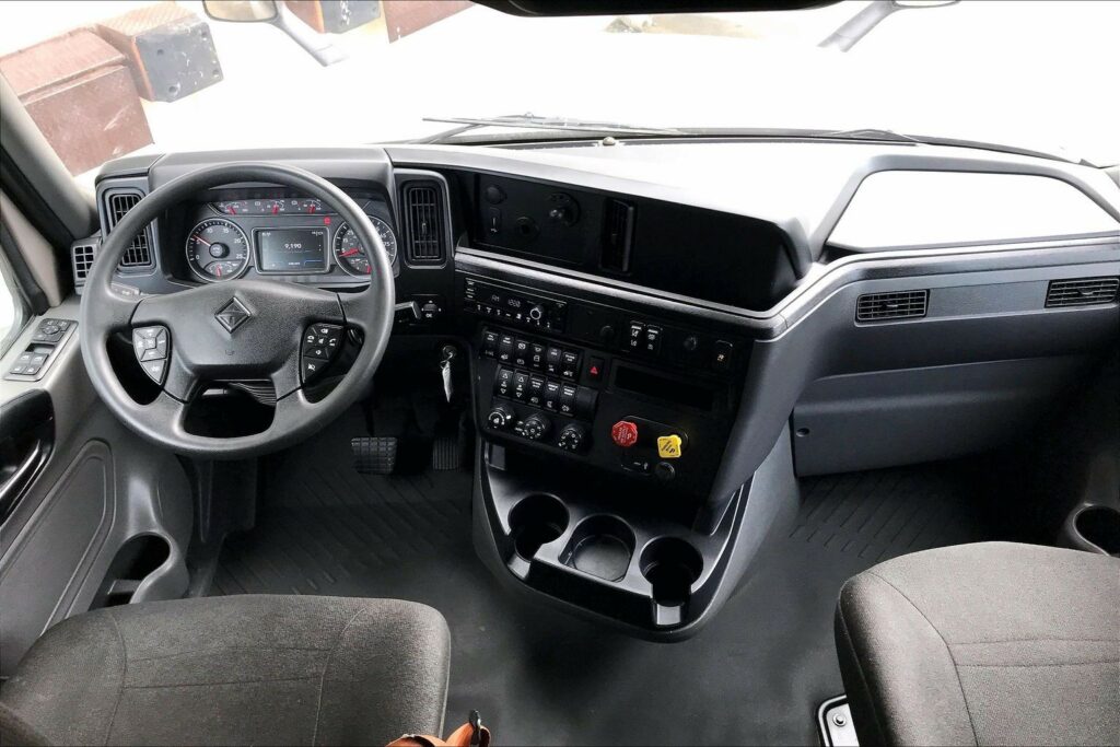 2022 CUM LT625 6×4 Sleeper