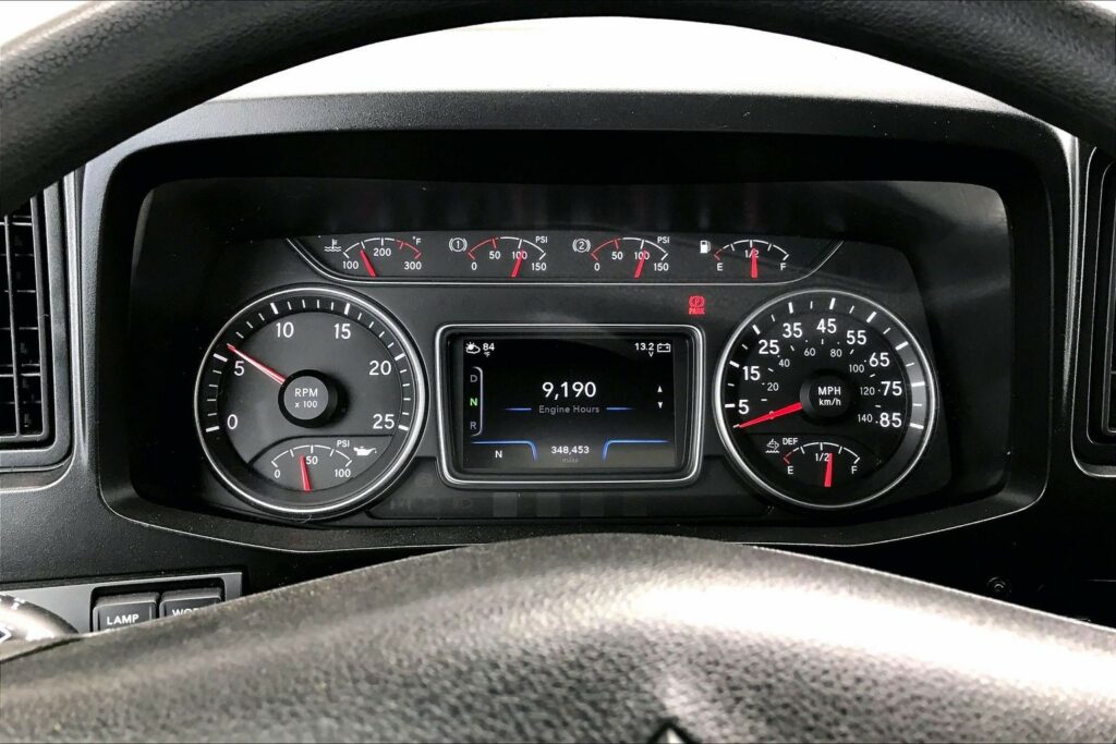 2022 CUM LT625 6×4 Sleeper