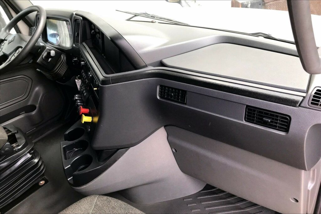 2022 CUM LT625 6×4 Sleeper