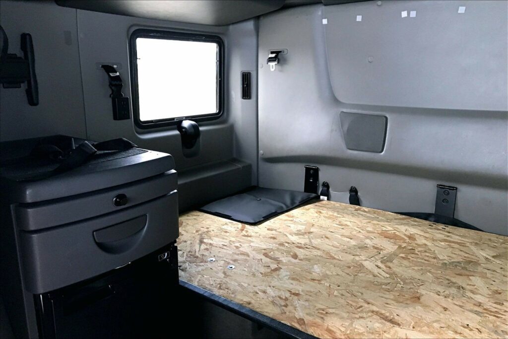 2022 CUM LT625 6×4 Sleeper