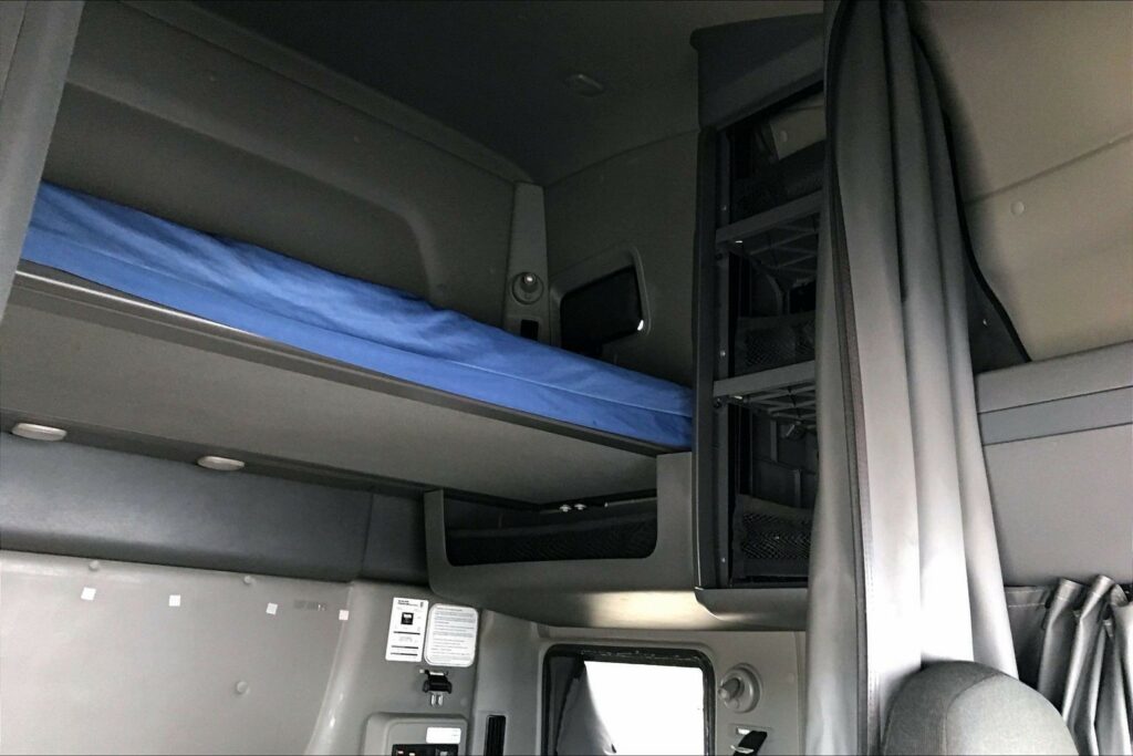 2022 CUM LT625 6×4 Sleeper