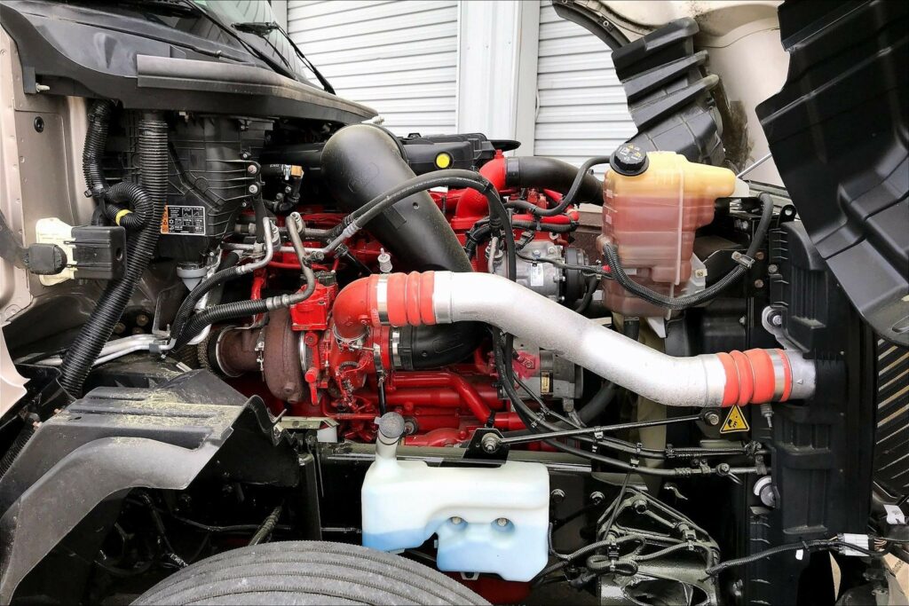 2022 CUM LT625 6×4 Sleeper
