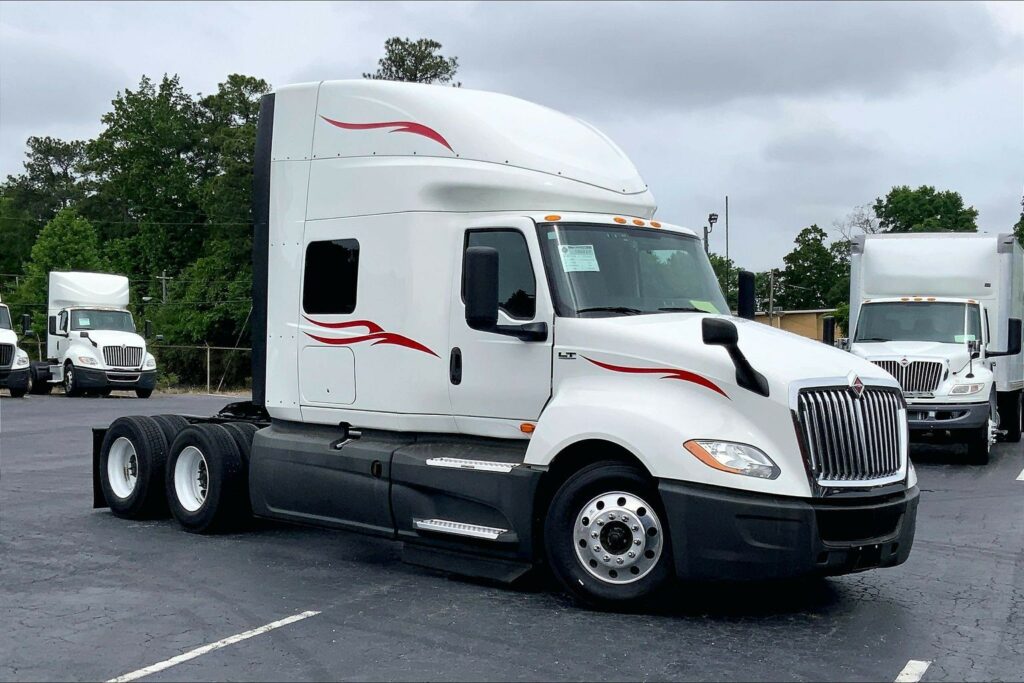 2023 CUM LT625 6X4 Sleeper