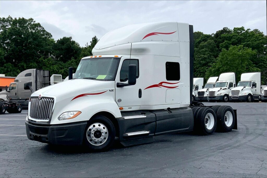 2023 CUM LT625 6X4 Sleeper