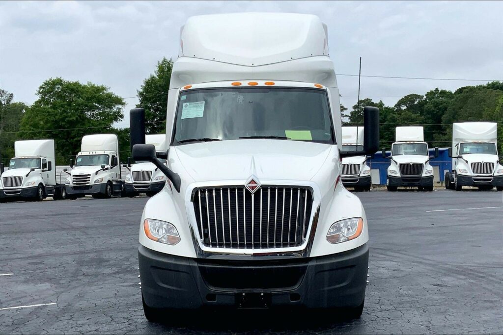 2023 CUM LT625 6X4 Sleeper