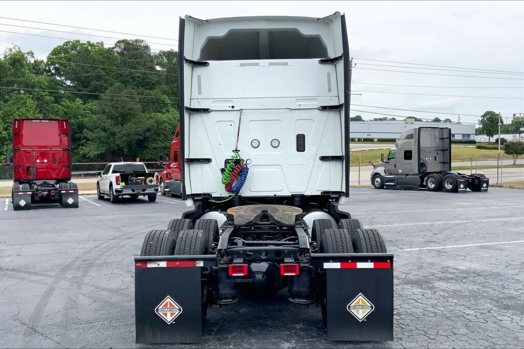 2023 CUM LT625 6X4 Sleeper
