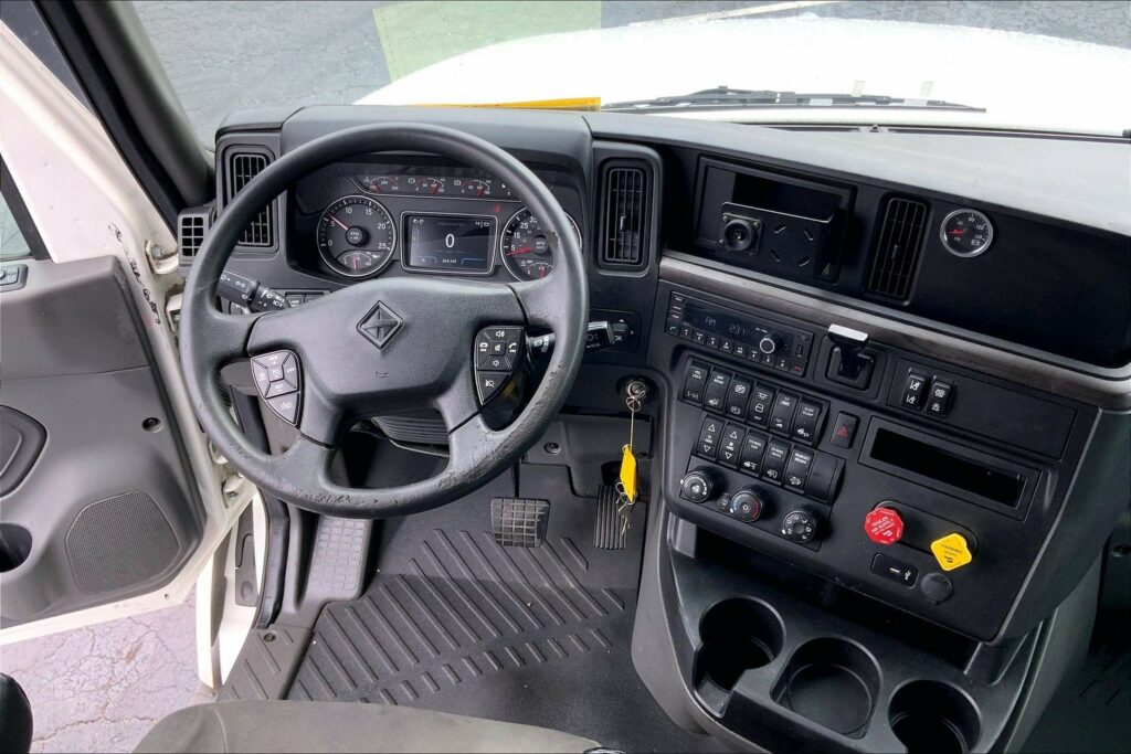 2023 CUM LT625 6X4 Sleeper