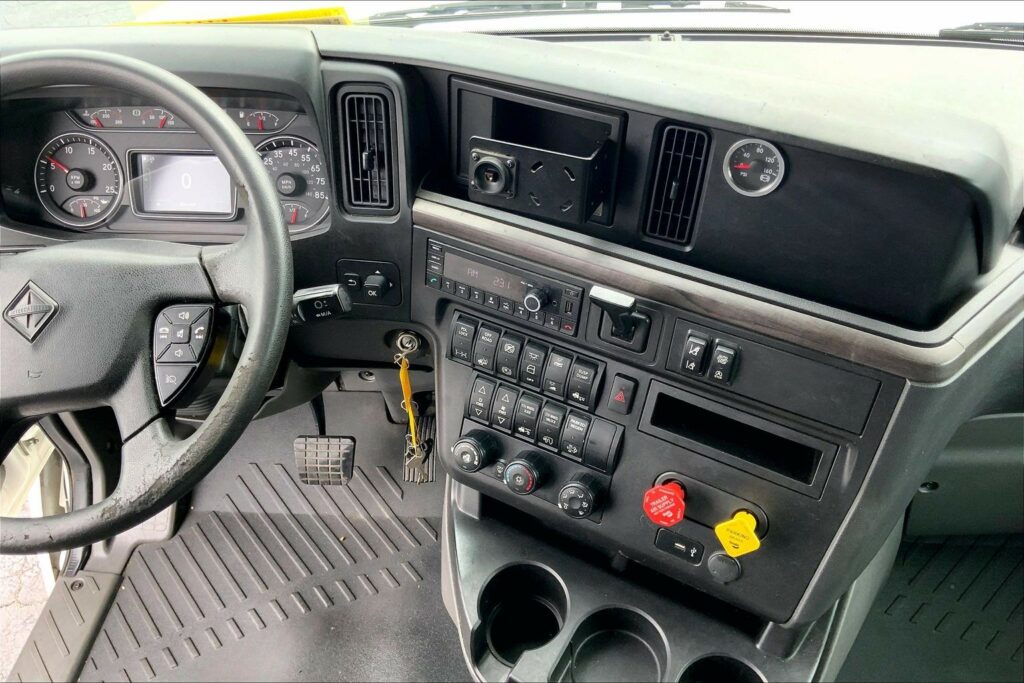 2023 CUM LT625 6X4 Sleeper