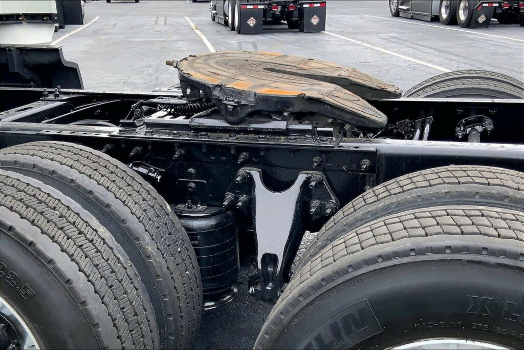 2023 CUM LT625 6X4 Sleeper