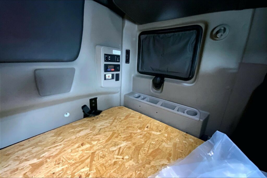 2023 CUM LT625 6X4 Sleeper