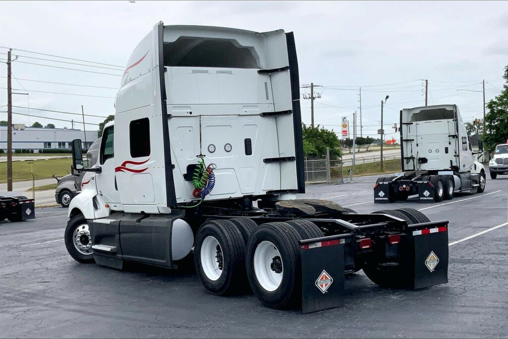 2023 CUM LT625 6X4 Sleeper