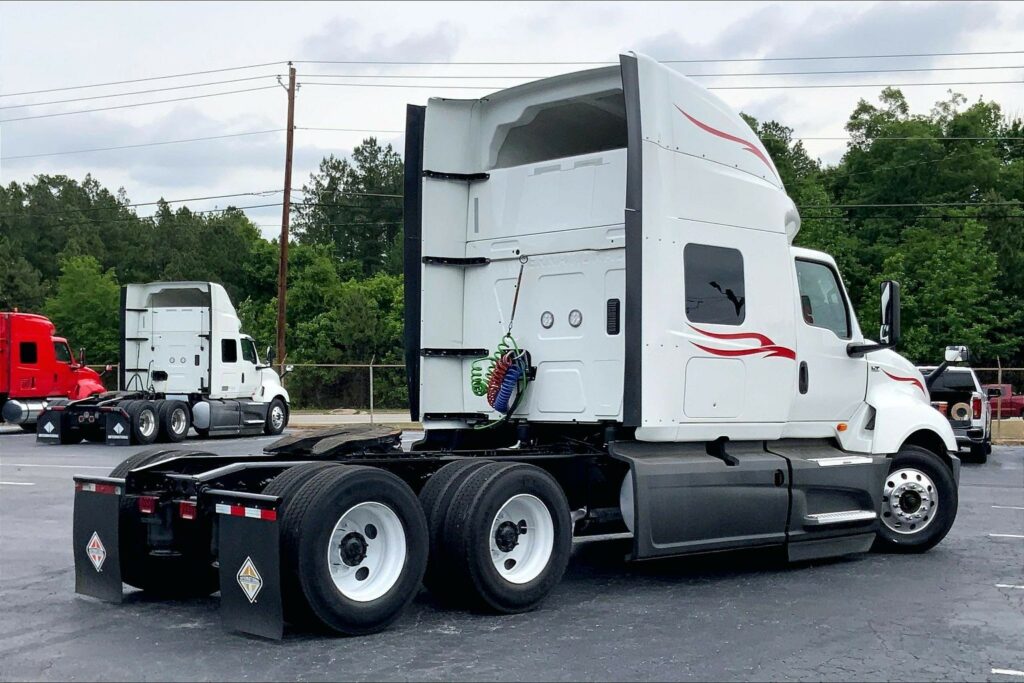 2023 CUM LT625 6X4 Sleeper
