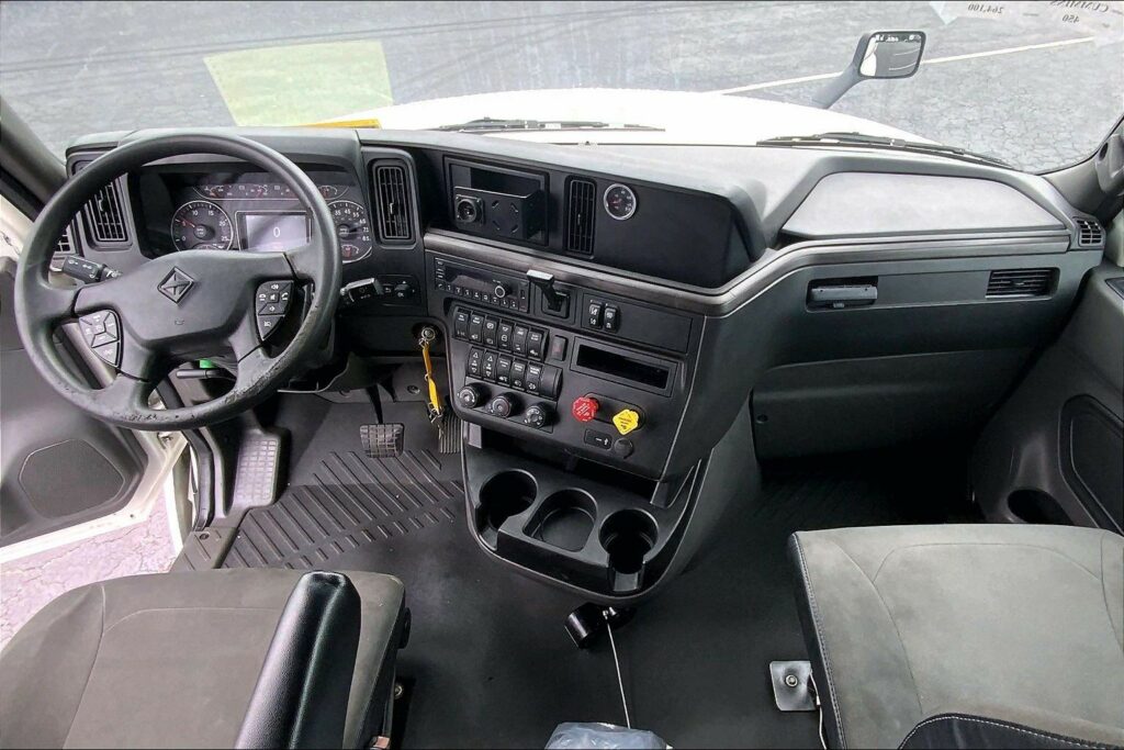 2023 CUM LT625 6X4 Sleeper
