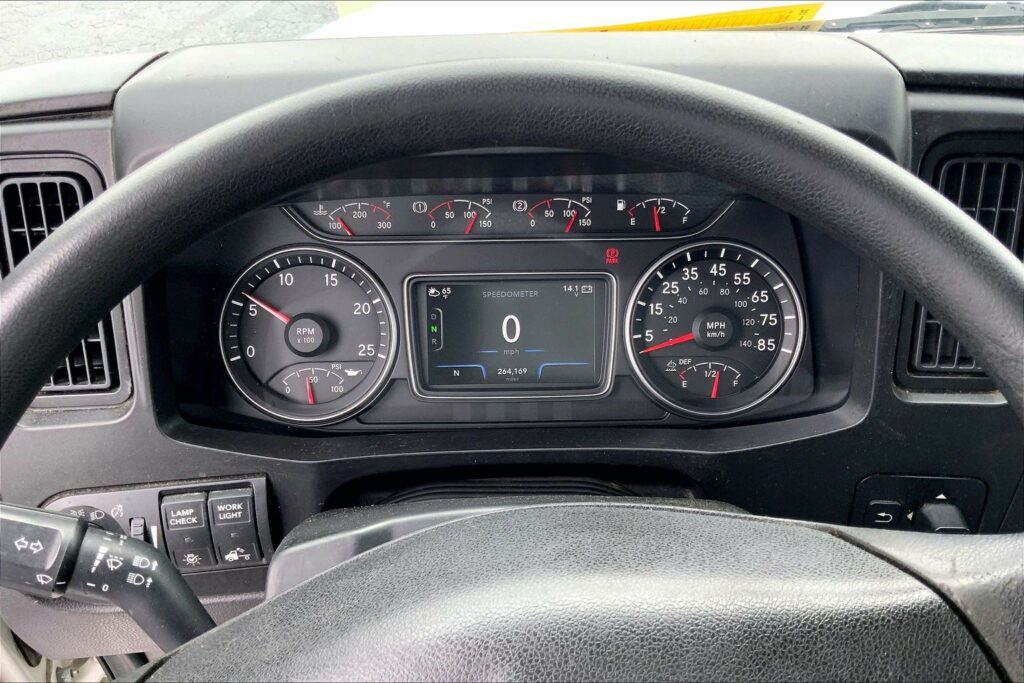 2023 CUM LT625 6X4 Sleeper