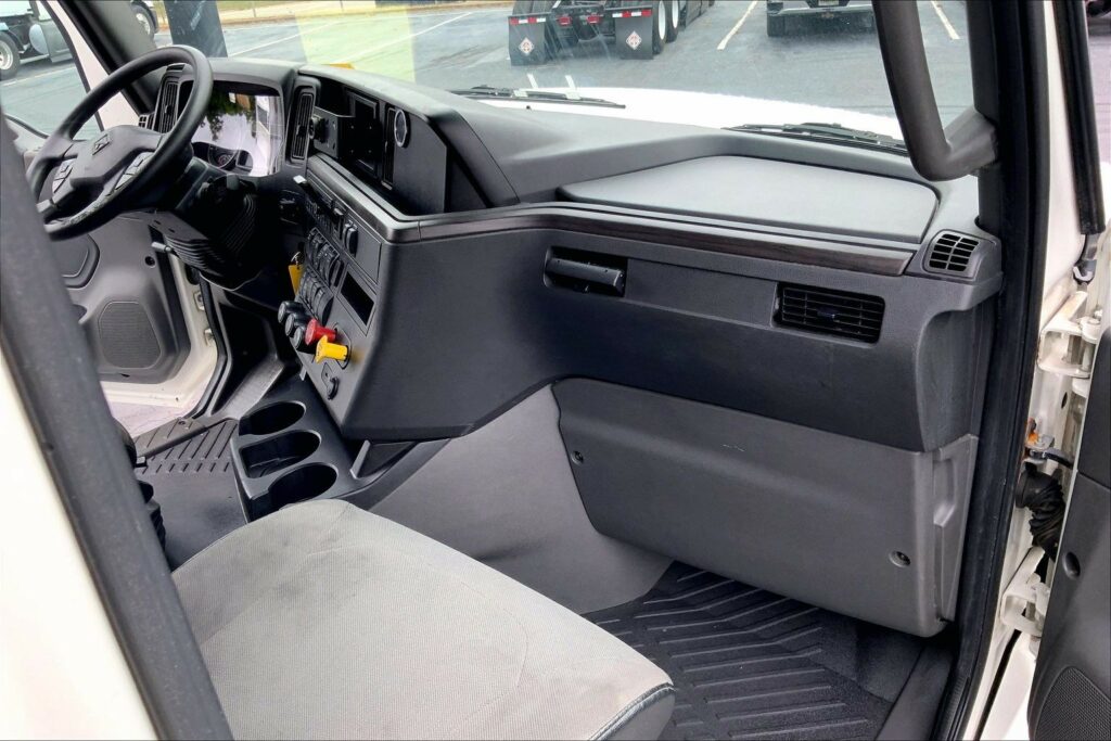2023 CUM LT625 6X4 Sleeper