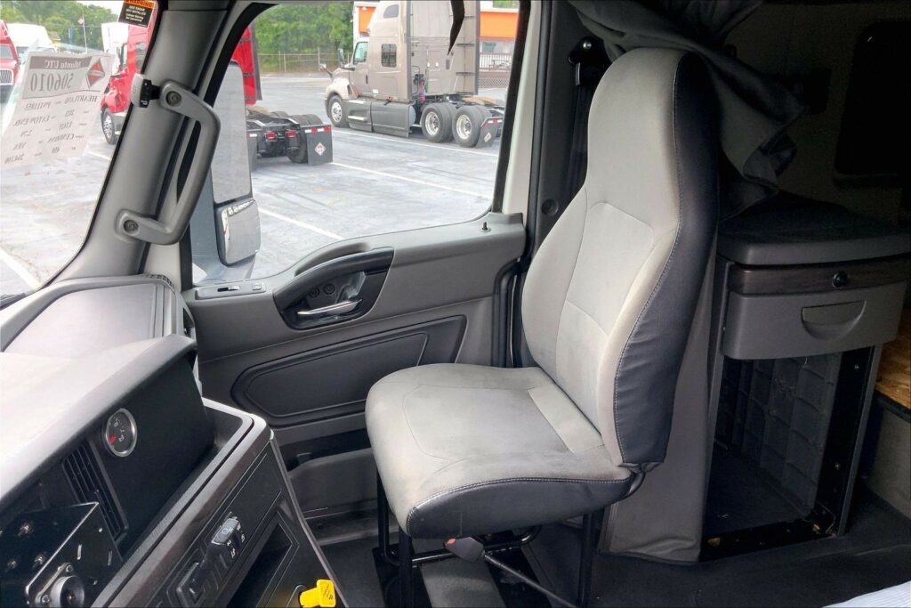 2023 CUM LT625 6X4 Sleeper