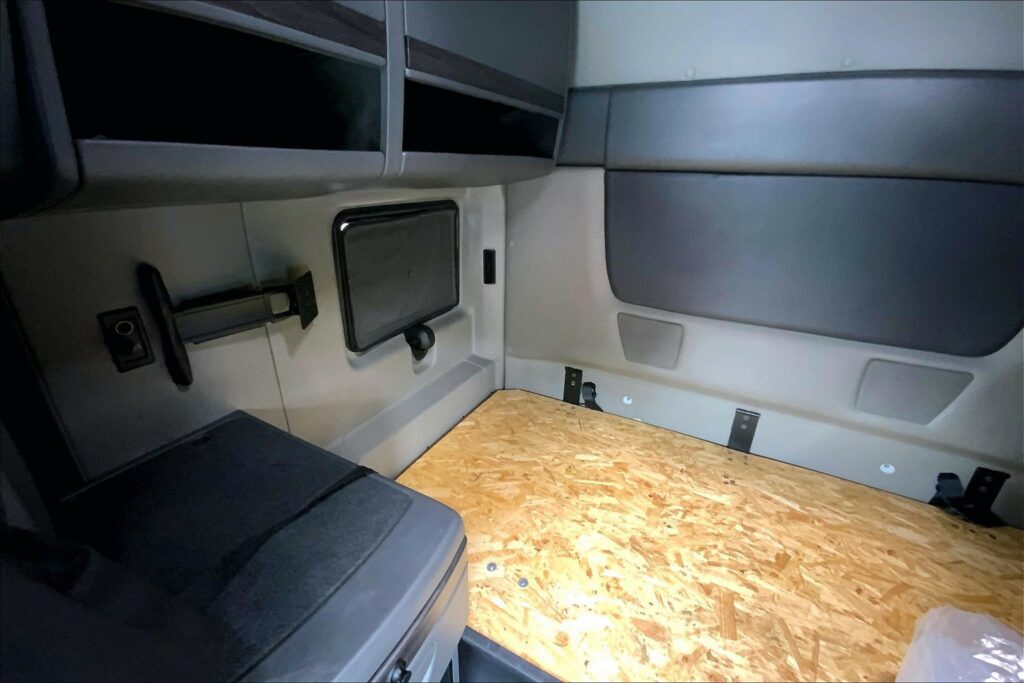 2023 CUM LT625 6X4 Sleeper