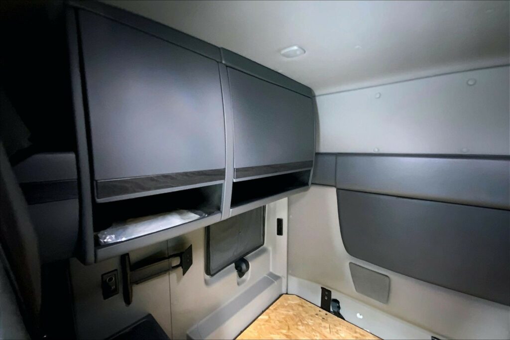 2023 CUM LT625 6X4 Sleeper