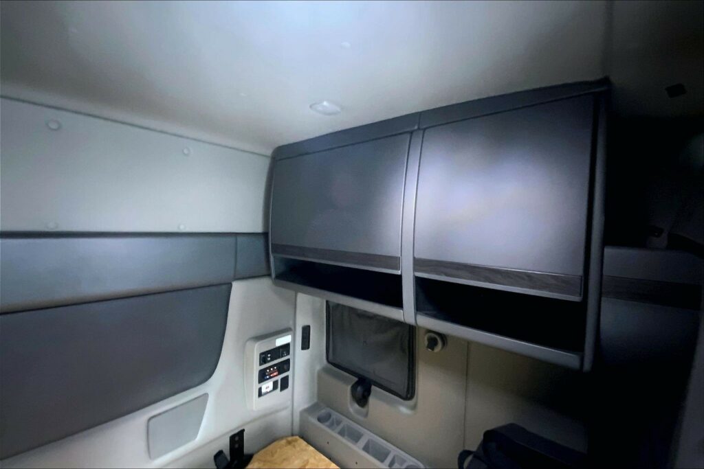 2023 CUM LT625 6X4 Sleeper