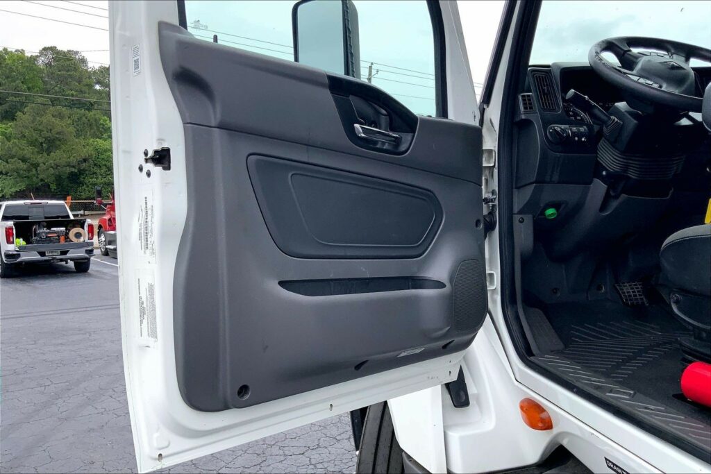 2023 CUM LT625 6X4 Sleeper