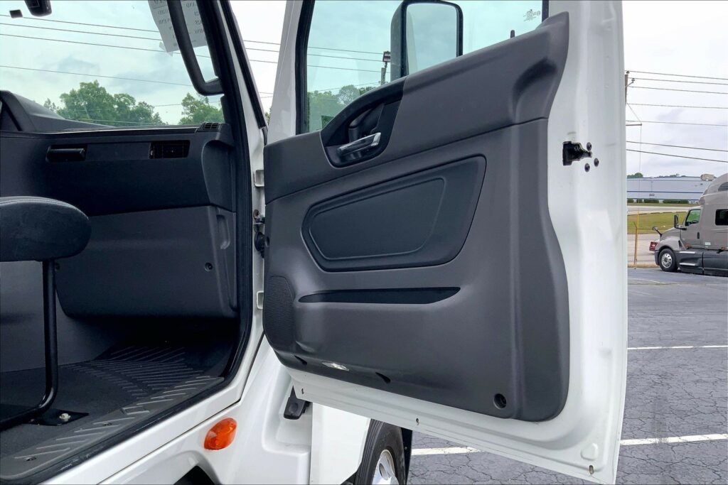 2023 CUM LT625 6X4 Sleeper