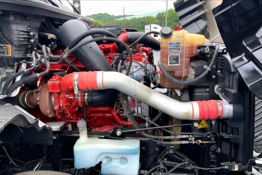 2023 CUM LT625 6X4 Sleeper