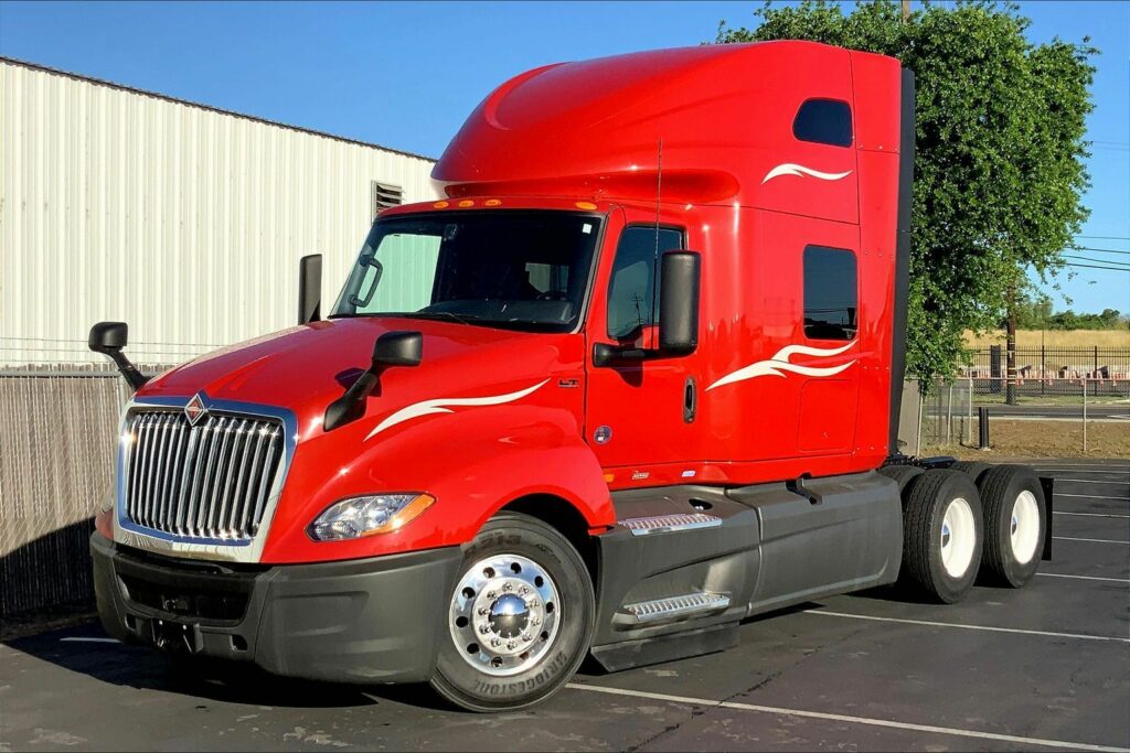 2023 CUM LT625 6X4 Sleeper