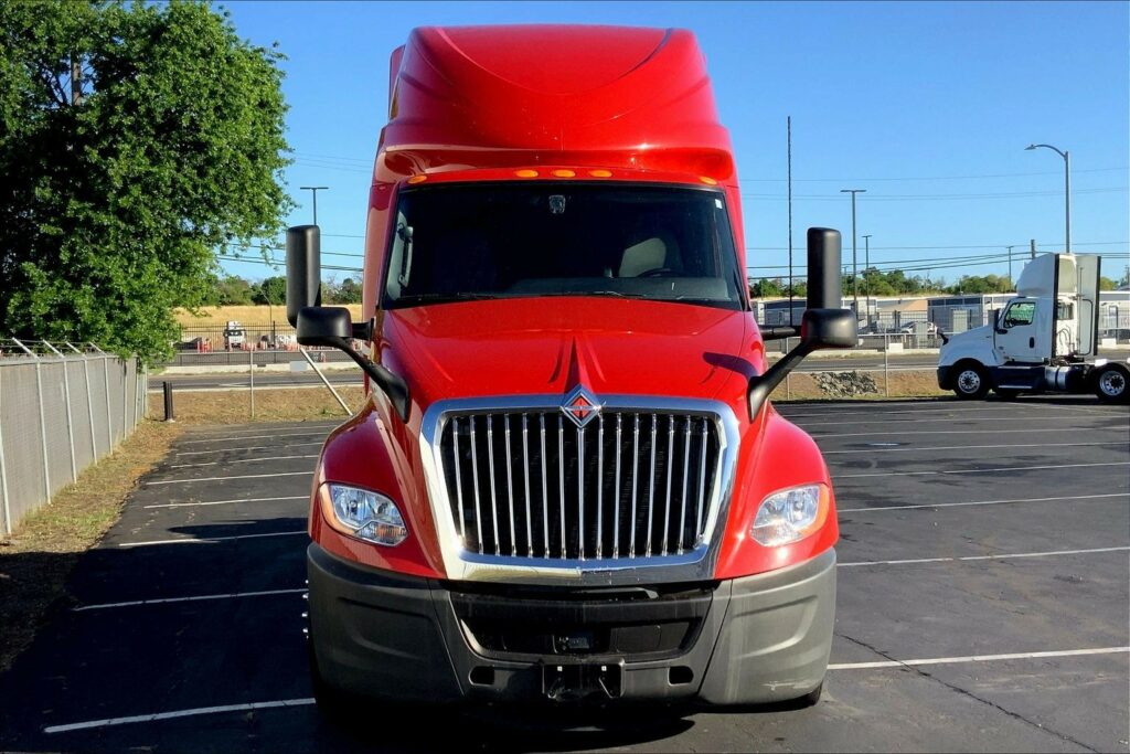 2023 CUM LT625 6X4 Sleeper