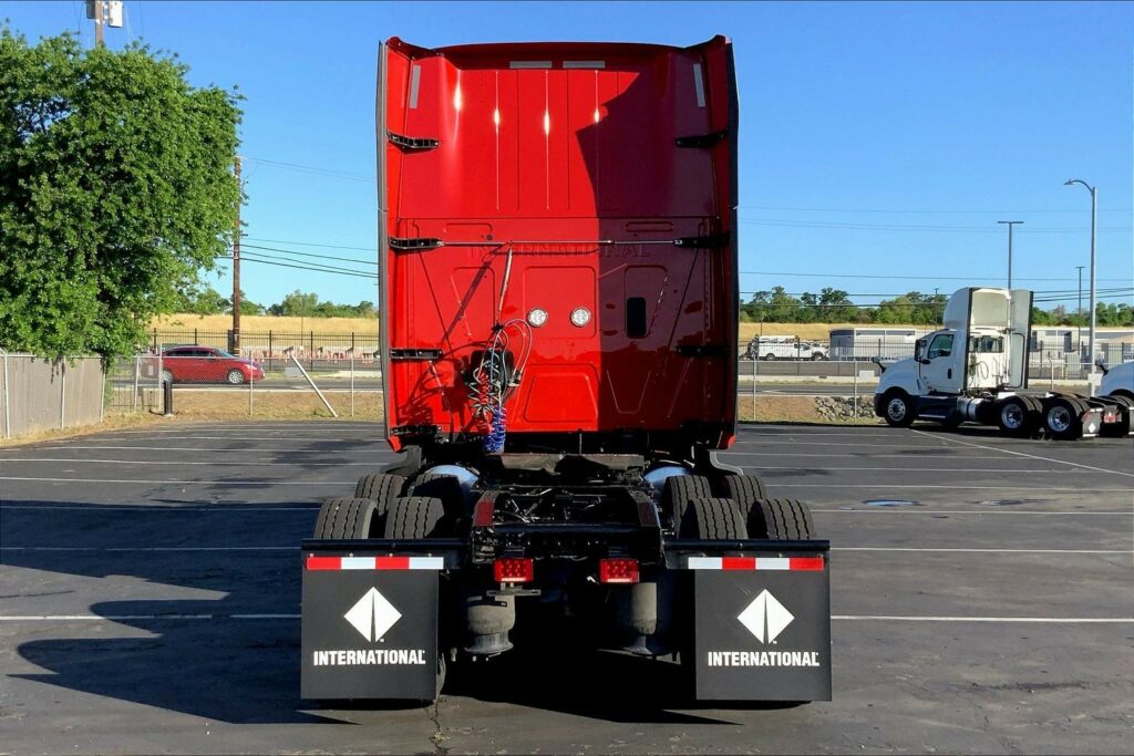 2023 CUM LT625 6X4 Sleeper