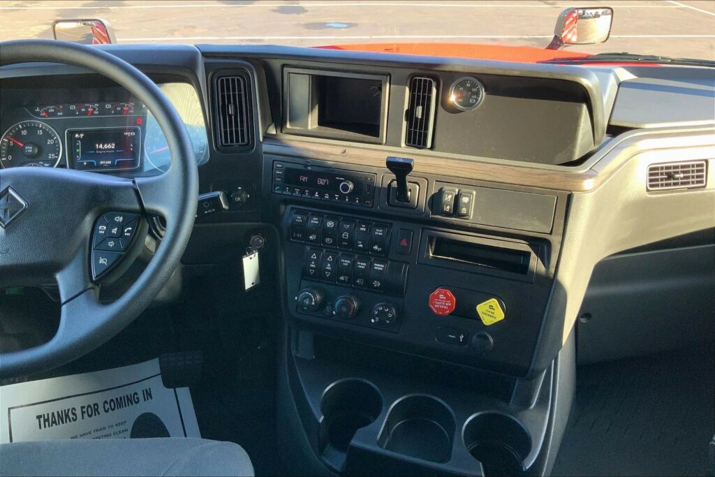 2023 CUM LT625 6X4 Sleeper