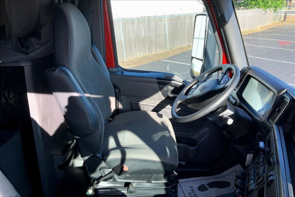 2023 CUM LT625 6X4 Sleeper