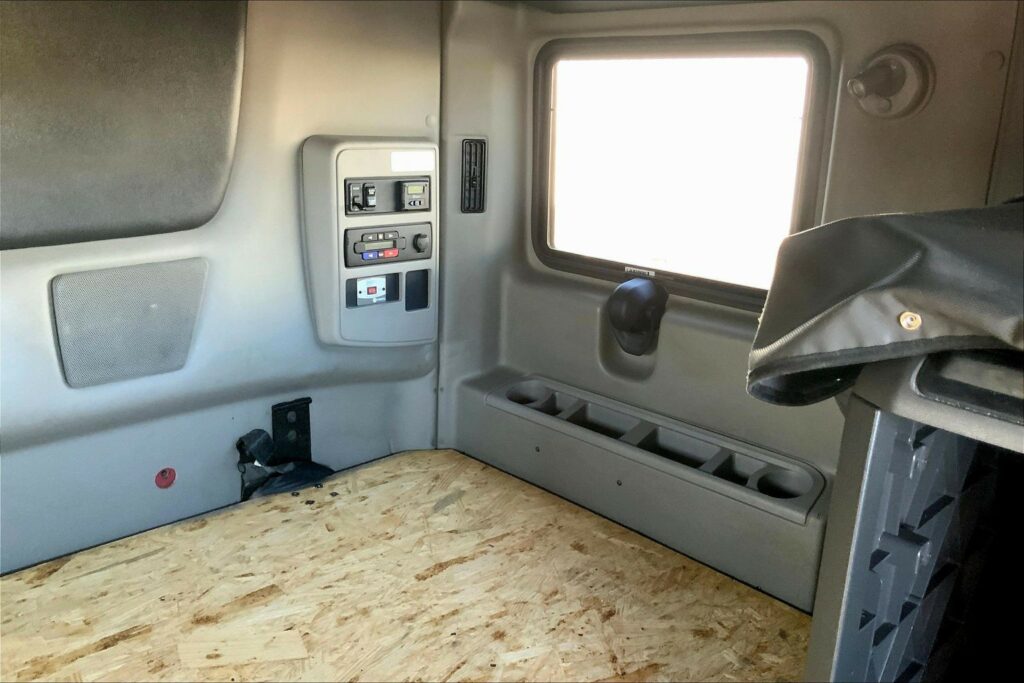 2023 CUM LT625 6X4 Sleeper