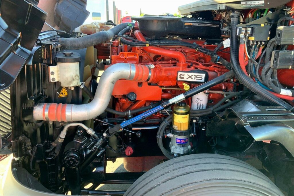 2023 CUM LT625 6X4 Sleeper