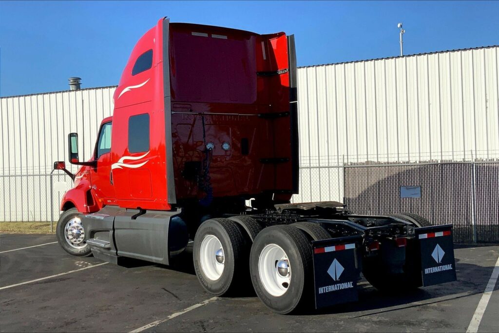 2023 CUM LT625 6X4 Sleeper