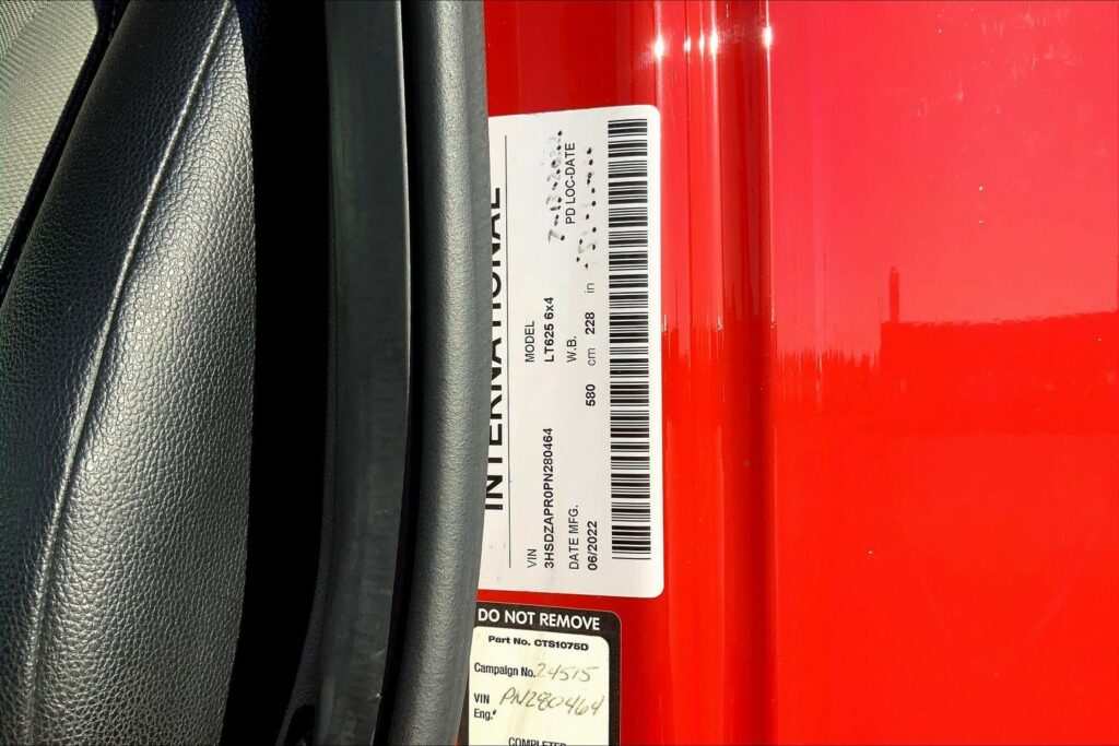 2023 CUM LT625 6X4 Sleeper