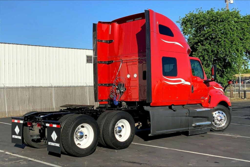 2023 CUM LT625 6X4 Sleeper