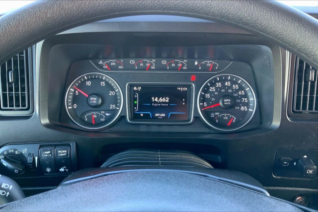 2023 CUM LT625 6X4 Sleeper