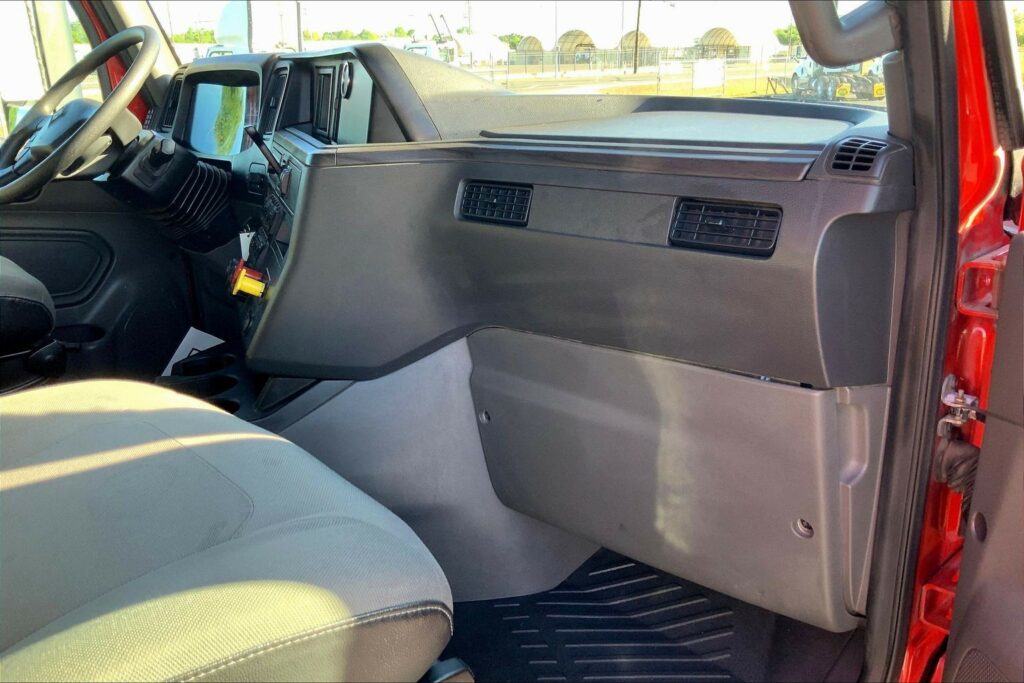 2023 CUM LT625 6X4 Sleeper