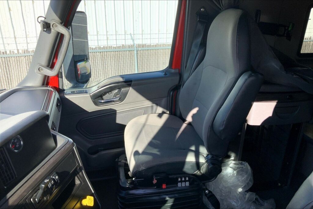 2023 CUM LT625 6X4 Sleeper