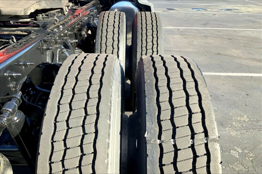 2023 CUM LT625 6X4 Sleeper