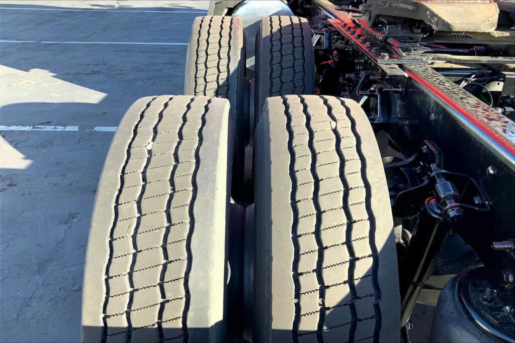 2023 CUM LT625 6X4 Sleeper